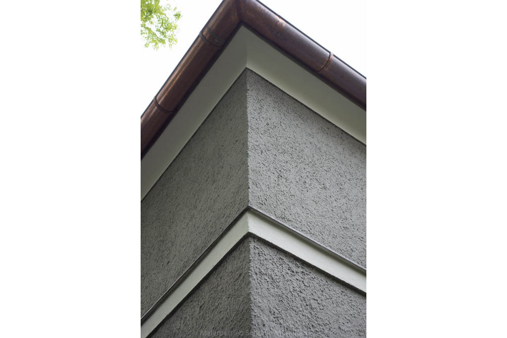 Fassade Detail Gesimse nach Renovierung Maler Schume München