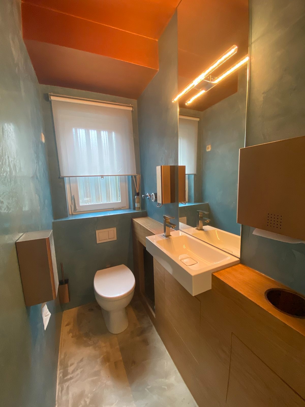 Kalkmarmor an Wänden in einem WC, Alles aus einer Hand vom Entwurf bis zur Umsetzung