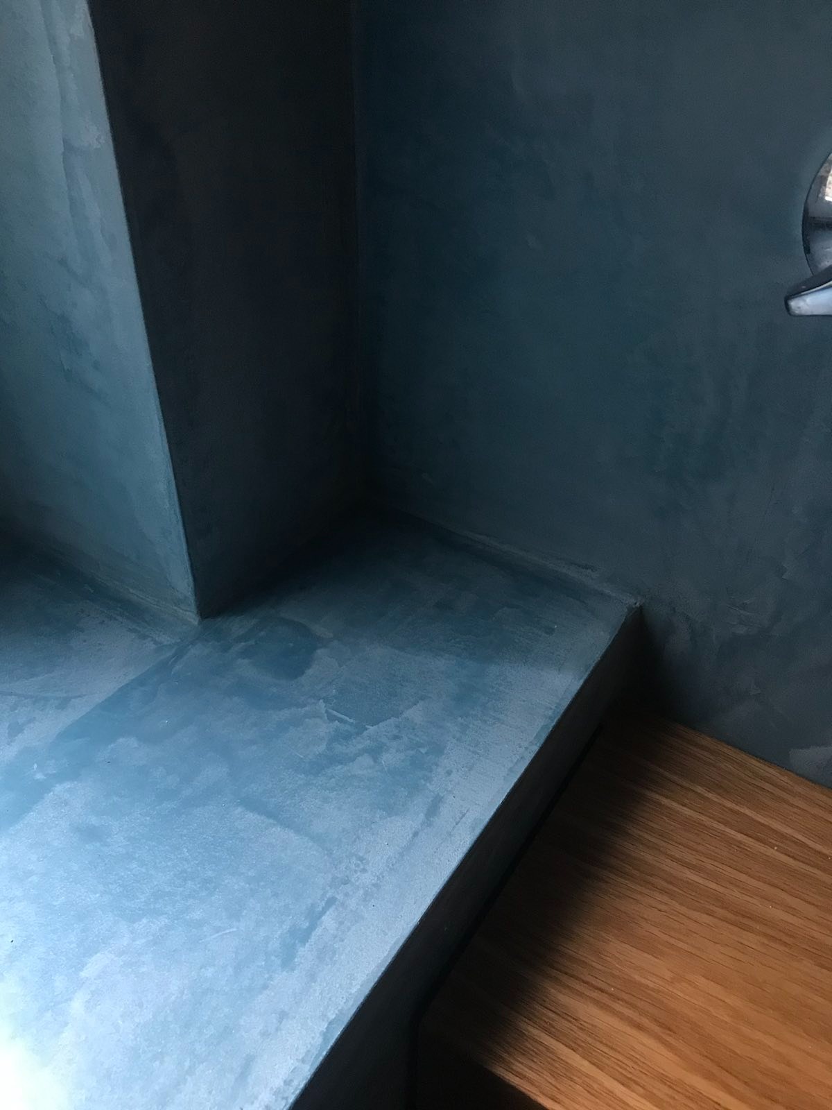 Kalkmarmor an Wänden in einem WC, Alles aus einer Hand vom Entwurf bis zur Umsetzung